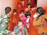 小学生体验“逃生”