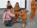团县委协同志愿者到福利院送温暖