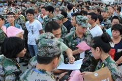 新兵们早早就来到现场