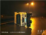 龙金大道发生一起货车侧翻事故