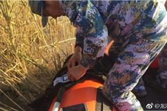 值班队员将拾到的手机，将卡取出，安装在另一手机上，拔打其家人告知此情。