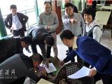 龙港开展“春泥计划”送书送文体器材下乡
