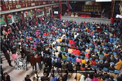 龙港网12月4日讯：今天上午，龙港镇河底高村在村老人活动中心举行了高鑫家园安置房回购大会。本次采取电脑随机摇号的方式，按照公开、公平、公正的原则，切实保证安置户的现实利益。镇委委员、副镇长赵凯出席大会，龙跃社区书记、住建、城建等部门负责人也到会观摩。据了解，河底高村高鑫家园位于龙港西城路以南、白河路以北，龙港商业中心B-08地块。项目总建筑面积近13万㎡；其中住宅面积88391㎡，商业面积6504㎡。该楼盘3幢高楼共688套楼房，每户安置房面积在120到130平方米不等。 目前，该楼盘已建至5层，预计到明年7月份结顶。为了体现分配公平、公正、公开，事前，河底高村两委多番征求村民意见，经反复讨论并结合邻村经验，使得预购权分配工作顺利推进。