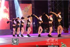 龙港网8月12日讯：“舞动健康，舞动快乐”龙港镇第三届排舞大赛昨晚在财富广场隆重举行，比赛共6只队伍参加，丽影广场健身舞俱乐部和青韵年华广场舞俱乐部获得第一名，龙跃广场舞俱乐部、龙跃社区DJ广场健身舞俱乐部、江山体协舞蹈队、方城丽园俱乐部获得第二名。镇领导朱文胜、陈贤选给获奖选手颁奖。