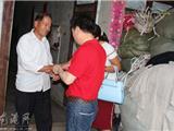 龙港镇组织办带领新党员慰问困难老党员