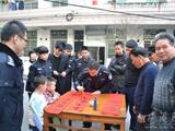 龙港公安分局民警到老人院为老人写对联送祝福