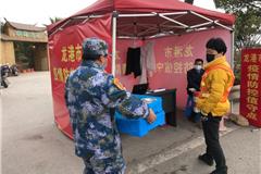 龙港必成食品助力防疫大战！为设卡一线人员免费发放糕点