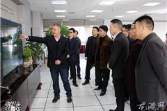 龙港网2月5日讯：节前送温暖，祝福暖人心。今天上午，由苍南县委书记黄寿龙，县人大常委会主任苏庆明，县委常委、常务副县长黄锦耀，县委常委、龙港镇委书记丁振俊，县政协副主席黄邦领，龙港镇长陈为来等县镇领导组成的新春慰问团来到龙港镇，实地走访了县供电局、县第二人民医院、龙港交警队、龙港环卫处、龙港消防中队等单位，看望慰问坚守在一线的广大职工，并给他们送上了慰问金和新春的祝福。