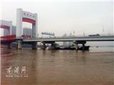 错估涨潮时间 运沙船与瓯南大桥“亲密接触”