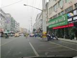 网友反映：龙港东城路修好一年了，电杆依旧“站”在路中间