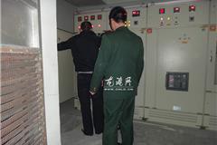 龙港网3月11日讯：近日，龙港镇消防安全管理站联合公安、供电等部门对新雅工业园区存在严重消防安全隐患的8家企业采取了强制停电措施，责令限期整改隐患，确保消防安全。