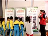小学生利用周末走进小区实地学习生活垃圾分类知识
