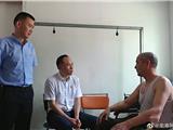 七一前夕 镇领导看望慰问困难党员