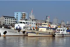     龙港网讯：9月12日，苍南县海洋与渔业局、平阳县海洋与渔业局、武警浙江海警三大队以及鳌江海事处开展海上联合执法行动，重点针对苍平管辖海区内的船只及其作业人员开展执法检查，充分发挥各自优势，形成海上安全管理合力，打造“平安海区”。 
    此次海上执法共出动了4艘执法船、80名执法人员，执法内容主要包括水域通航作业秩序、非法碍航养殖、公共航路的监督管理、渔船安全执法检查以及重点海域治安管控，并依据相关法律和各自职责处理违规违法行为，预防和减少水上交通安全事故的发生。