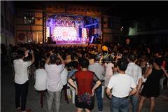 龙港网10月8日讯：近日，新渡村文化礼堂里人声鼎沸，一派喜庆的场面，这里正在举行文化礼堂的落成典礼仪式。镇委委员朱文胜出席落成典礼。落成典礼上，首先由孔令坛以新渡村孩子们表演《中国鼓》拉开了序幕。