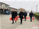 龙港儒桥头13位老板回村发153份红包 128名八旬老人齐点赞