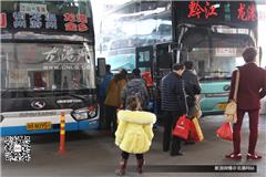 龙港网2月15日讯：春节将至，春运也进入返乡高峰期。据龙港车站相关工作人员透露，受铁路民航分流等因素影响，今年龙港道路春运客流总量减少，其中长途客流下降幅度较大，同时，受生产企业提前放假影响，今年节前春运高峰也较往年提早。记者也在车站发现长途客运人流量也不大。