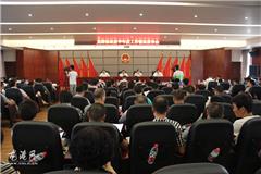  龙港网8月20日讯：今天上午，龙港镇召开政府半年度工作情况报告会，镇三套班子领导和镇人大代表共同回顾了龙港镇1-7月份全镇社会各项事业发展情况，并部署下半年的工作重点。县委常委、镇委书记丁振俊，县人大常委会副主任蓝德超，龙港镇长王忠秀（副县长级）出席了会议，镇人大主席上官光强主持会议。