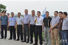 龙港网9月30日讯：昨天上午，龙港镇在新美洲举行甬台温高速公路复线鳌江栈桥工程开工仪式，龙港镇委委员、副镇长赵凯，镇委委员黄传朴参加开工仪式。鳌江特大桥位于甬台温高速公路复线跨越鳌江口处，北接平阳县，桥梁起点位于鳌江北岸的平阳县墨城镇，桥梁终点位于鳌江南岸的苍南县龙港镇。图为出席仪式的领导嘉宾