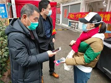 龙港新渡社区老党员70多岁自愿请缨参“战”