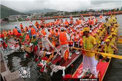 五月五，是端午。划龙舟，庆吉祥。端午佳节，粽香传情，龙港舥艚社区的民间划龙舟庆端午活动在东魁河拉开序幕，来自社区7个村12艘龙舟参加赛龙舟表演。
