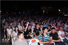 龙港网8月26日讯：昨天晚上，“龙港好声音”决赛在金河广场举行，最终产生一等奖一名，二等奖二名，三等奖三名。苍南县委常委、龙港镇委书记丁振俊，苍南县委常委、宣传部长林森森，县委宣传部副部长、文明办主任郑德菊等领导出席活动。镇领导周碧素、黄贤满、谢磊、朱文胜、林时黎、缪维宝等参加活动。据了解，9月份是中国好声音温州赛区的选拔时间，届时龙港好声音前6名选手还将推选到温州选拔赛区，圆选手的歌唱梦。