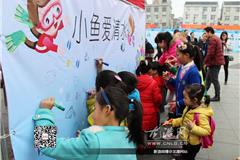 龙港网3月21日讯：水是生命之源，生产之要，生态之基。节约水资源、保护水安全，推进五水共治、建设美丽水乡。明天就是第二十三届“世界水日”,为认真贯彻落实省委提出的治污水、防洪水、排涝水、保供水、抓节水“五水共治”的重要决策和市委提出“建设美丽浙南水乡”的总体工作要求。今天上午，苍南县治水办、水利局、环保局、住建、农办、妇联、壹加壹服务中心，龙港镇团委、弘毅公益自愿者等多部门联合在龙港金河广场开展2015年“世界水日”纪念活动。