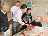 重阳将至  镇领导慰问百岁老人