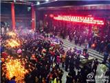 除夕夜数万香客到龙港杨府殿烧香 百名民警彻夜职守
