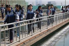 今天，龙港五中三百余名学生去到龙港水业公司和龙港污水处理公司参观自来水的产生过程和污水处理自控系统。在工作人员的带领下，学生先后参观絮凝池、沉淀池、清水池、控制室、泵站等，让同学们感受到水资源的珍贵。