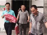 送帽进校园 提高学生环保意识