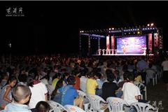 龙港网9月28日讯：昨天晚上，龙港镇文明大擂台—企业专场赛区在湖前社区湖前小学隆重举办，现场好不热闹，人潮涌动。县委宣传部副部长、文明办主任郑德菊，龙港镇委副书记周碧素，镇委委员朱文胜，镇人大副主席戴安胡及湖前社区书记高满胜，社区主任陈庆闯等等领导出席活动现场，参赛人员紧张激烈的答题，台下观众也不落人后，积极举手回答，台上台下响应热烈。而本活动主张“以传播文明知识”为己任，推进龙港镇创建全国文明城镇工作，配合当前城乡环境综合整治工作的开展，传播正确的文明和卫生知识。