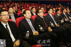 龙港网12月9日讯：今天上午，龙港镇建镇三十周年纪念大会在影剧院隆重举行。苍南县人大常委会主任苏庆明，县委常委、常务副县长黄锦耀，县委常委、镇委书记丁振俊，县政协副主席冯兴钱，龙港镇长王忠秀，镇人大主席上官光强，镇委副书记李孝取、黄贤满、吕存阳、丁许远等在主席台就坐，镇三套班子领导成员、新城管委会班子领导及老干部等500多人参加大会。纪念大会同时也举行了龙港镇建镇三十周年个性化邮票首发式。