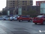 居民反映龙港大润发附近的市民休闲广场 成了私家车的乐园