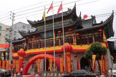 昨日，正值孔子诞辰2564周年纪念日，龙港孔廟举行祭孔大会，学子诵《论语》。县镇领导高友平、林小同、上官光强、朱文胜、陈贤选及县委宣传部、县政协文史委、县教育局等领导参加。此外，祭孔活动还吸引了众多民众以及诸多嘉宾前往参与。