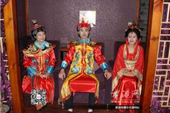 龙港网12月14日讯：昨天晚上，由龙港雅姿举办的古装秀活动，在龙港刮起了一股古装热潮。奔放的唐装、保守的宋装、端庄的清朝服装，古装爱好者们展示了汉、唐、宋、元、明、清等朝代的多款女性服装，使大家恍若“穿越”到了古代，一起领略古代平民百姓到达官贵人的服饰文化，感受古代礼乐文明的演变和延续。