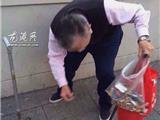 九旬老人马路捡烟头 网友纷纷点赞