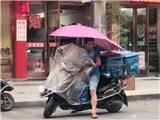 提醒：龙港外卖小哥  电动车装遮阳伞是很危险的！