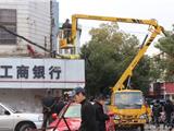 龙港城管组织拆除破损违章广告牌