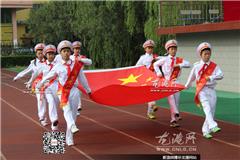 龙港网9月2日讯：今天上午，“网上祭英烈”启动仪式在龙港七小举行，全校师生参加了由中央文明办、教育部、共青团中央、全国妇联、中国关工委五部门联合组织开展的网上祭英烈活动。广大青少年学生们在网上向先贤先烈鞠躬献花、抒写感言寄语，表达对革命先烈的怀念和对死难者的缅怀。县文明办副主任黄通号、县教育局党委委员金李胜、镇委委员朱文胜出席本次活动并讲话。