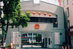最近很多市民到市政府门口，和原镇党委 政府 人大牌匾合影留念，记录下着历史性一刻，现在发上来分享。摄影：池长峰