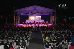 龙港网11月15日讯：2013年是毛泽东诞辰120周年。昨天晚上，龙港镇隆重举办纪念毛泽东诞辰120周年交响合唱音乐会《长征组歌》，同时为祝贺十八届三中全会的胜利召开亮嗓开唱，演出现场人潮涌动，座无虚席。黄荣定、丁振俊、马桂喜、王忠秀、李上清、周碧素、李孝取、黄贤满等县镇领导出席参加。