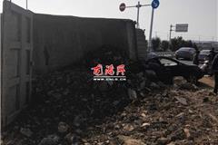 今天，灵龙大道龙港段一辆满载沙石的工程车与小轿车发生相撞，工程车侧翻，直接压住了旁边正在行驶的小车，造成小车后座直接压扁，致后座一人受伤，已经送龙城中医院抢救，司机只受惊吓无大碍。