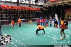 龙港网1月2日讯：为展现龙港体育强镇的魅力风采，进一步活跃龙港镇机关的体育健身活动。昨天，正值元旦佳节，由龙港镇体育联合会主办，龙港镇机关羽毛球俱乐部承办的“庆元旦”龙港镇机关羽毛球比赛在龙港镇中对口村文化礼堂举行。