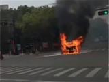 龙港西五街白河路一私家车突发自燃，现场火光冲天！