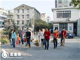 记者敬老院里献爱心