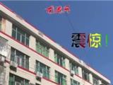 龙港西四街发生一起屋顶瓷砖脱落砸地事件