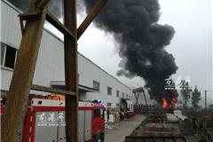 大火浓烟滚滚，周边人员紧急疏散