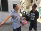 骑单车张贴小广告  被网媒小编逮了个正着