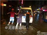 暴雨酿龙港内涝多处车辆被淹 东海救援紧急出动救助
